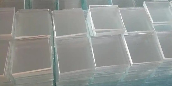 在光學(xué)玻璃鍍膜前使用清洗劑保持潔凈度很重要